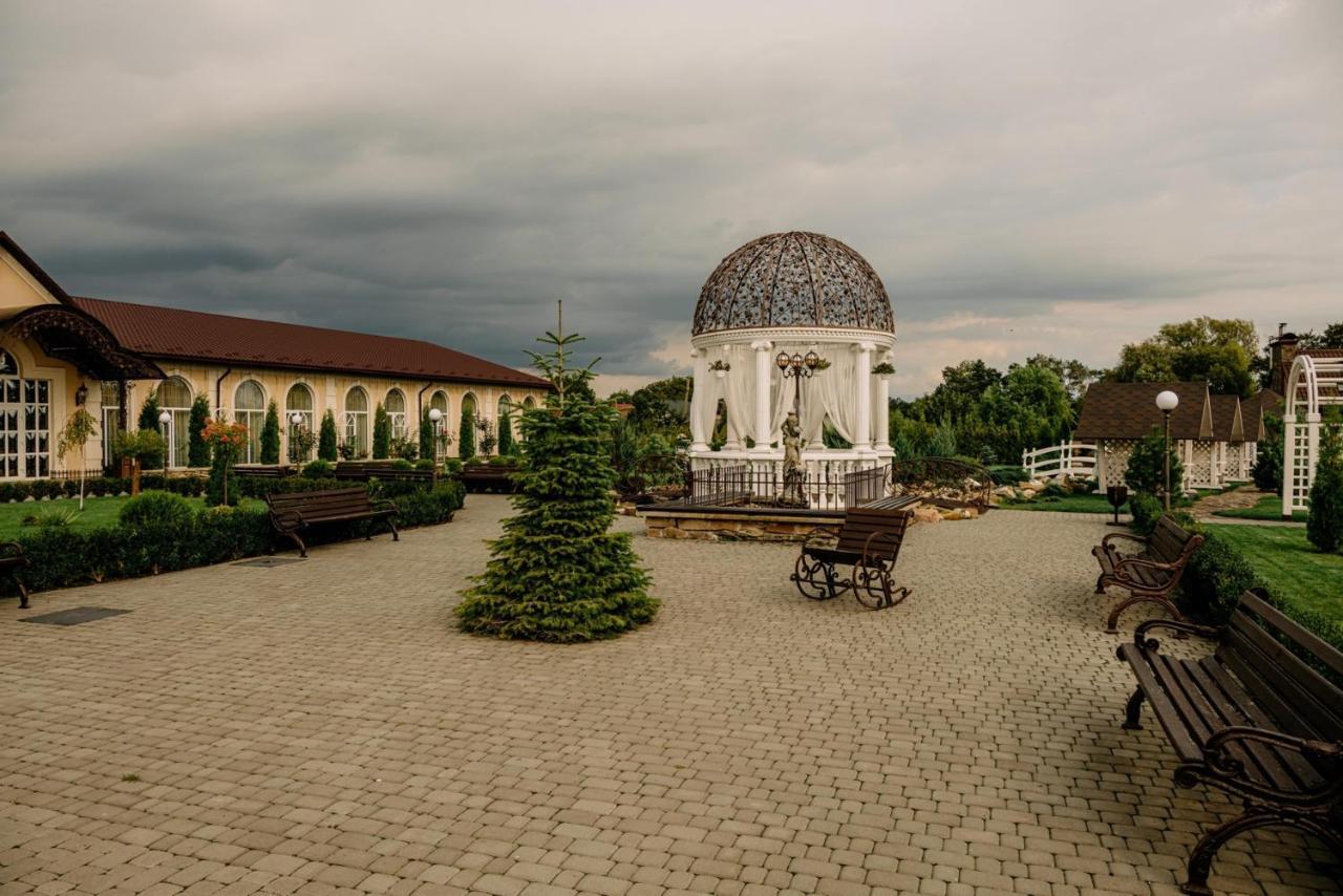 Готельно-Ресторанний Комплекс Прованс Парк Pochaiv Exterior photo