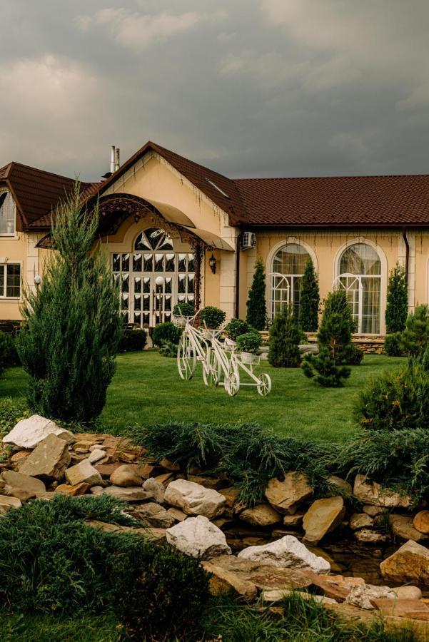 Готельно-Ресторанний Комплекс Прованс Парк Pochaiv Exterior photo