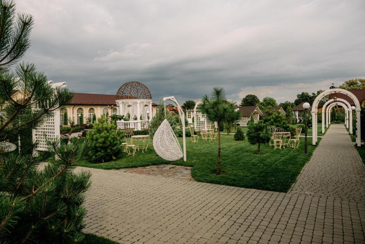 Готельно-Ресторанний Комплекс Прованс Парк Pochaiv Exterior photo